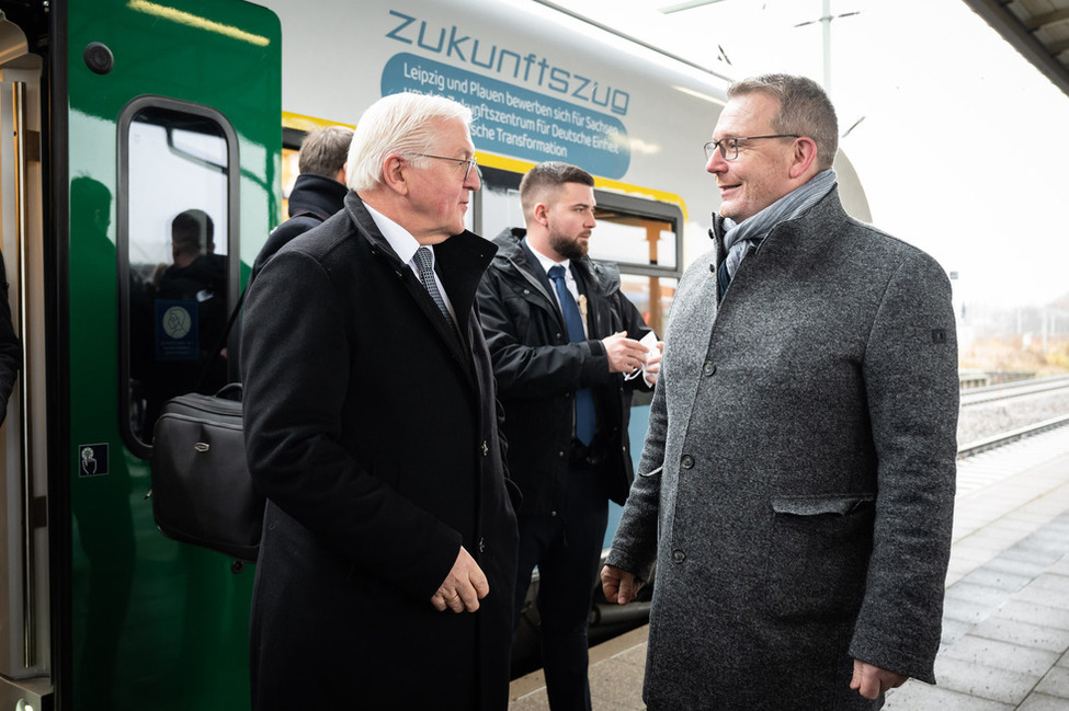 Bundespräsident Frank-Walter Steinmeier wird am Bahnhof durch den Oberbürgermeister der Stadt Freiberg, Sven Krüger zur Ortszeit im sächsischen Freiberg begrüßt.