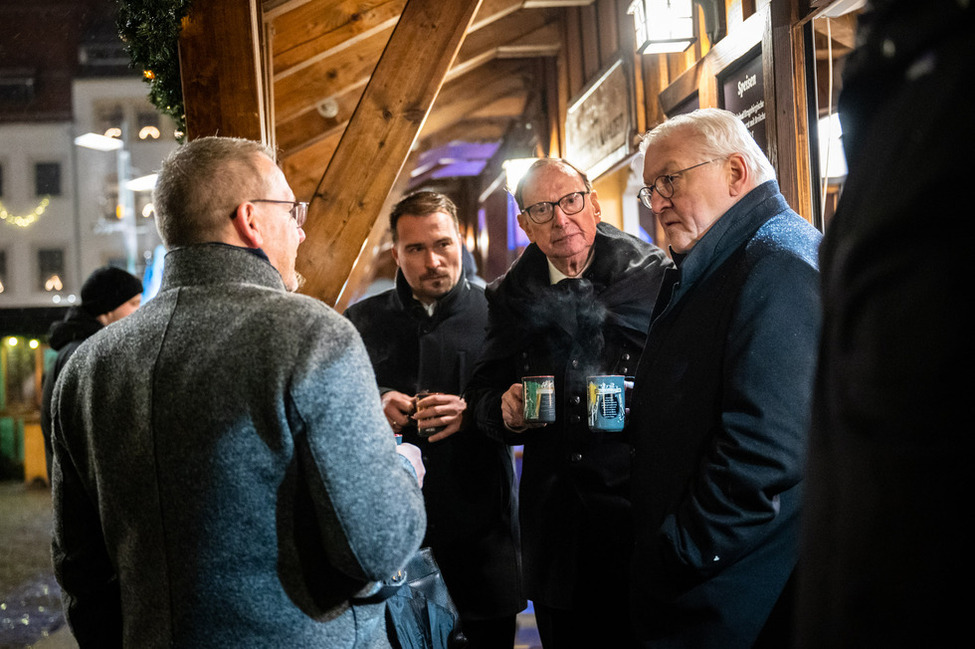 Bundespräsident Frank-Walter Steinmeier im Gespräch mit Bürgerinnen und Bürgern auf dem Weihnachtsmarkt während der Ortszeit Freiberg.