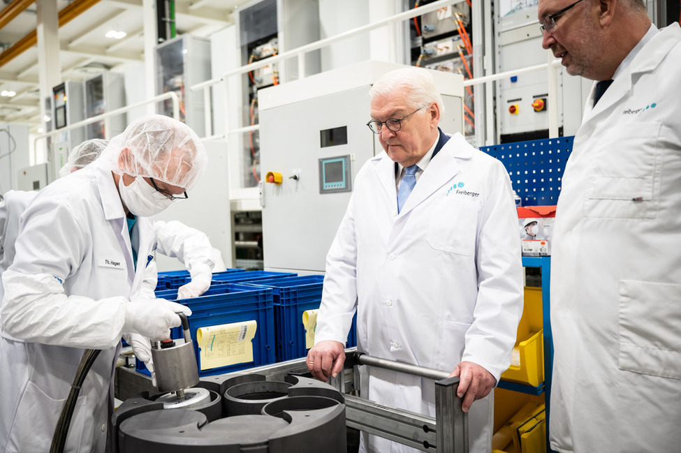 Bundespräsident Frank-Walter Steinmeier beim Rundgang durch die Räume der Freiberger Compound Materials GmbH  während der Ortszeit Freiberg.