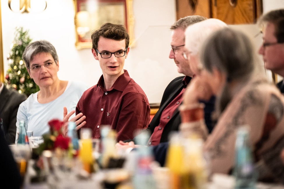 Bundespräsident Frank-Walter Steinmeier bei einer Diskussion mit Bürgerinnen und Bürgern an der "Kaffeetafel kontrovers" während der Ortszeit Freiberg.