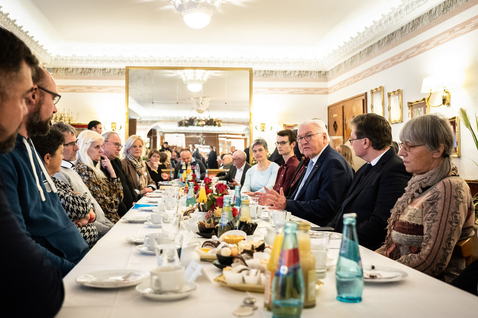 Bundespräsident Frank-Walter Steinmeier bei einer Diskussion mit Bürgerinnen und Bürgern an der "Kaffeetafel kontrovers" während der Ortszeit Freiberg.