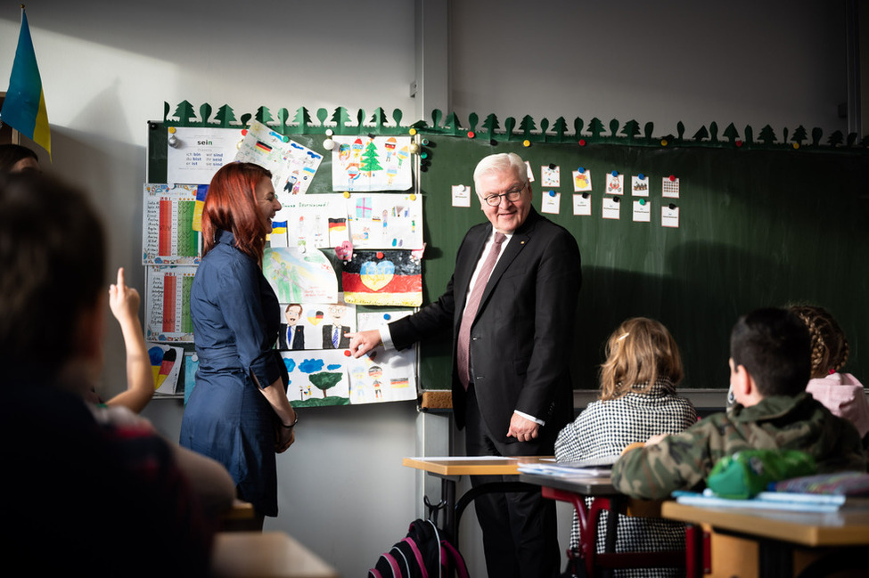 Bundespräsident Frank-Walter Steinmeier im Austausch mit Schülerinnen und Schülern der Grundschule "Carl Böhme" während der Ortszeit Freiberg (© Sandra Steins) Bundespräsident Frank-Walter Steinmeier im Austausch mit Schülerinnen und Schülern der Grundschule "Carl Böhme" während der Ortszeit Freiberg