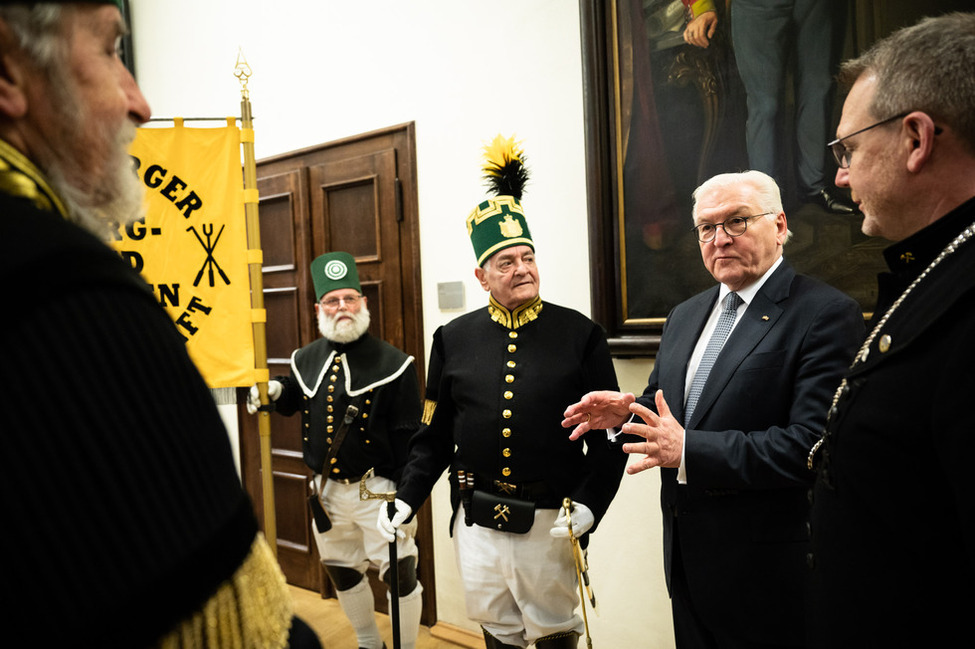 Bundespräsident Frank-Walter Steinmeier im Gespräch mit Vertretern der Historischen Freiberger Berg- und Hüttenknappschaft während seiner Ortszeit in Freiberg