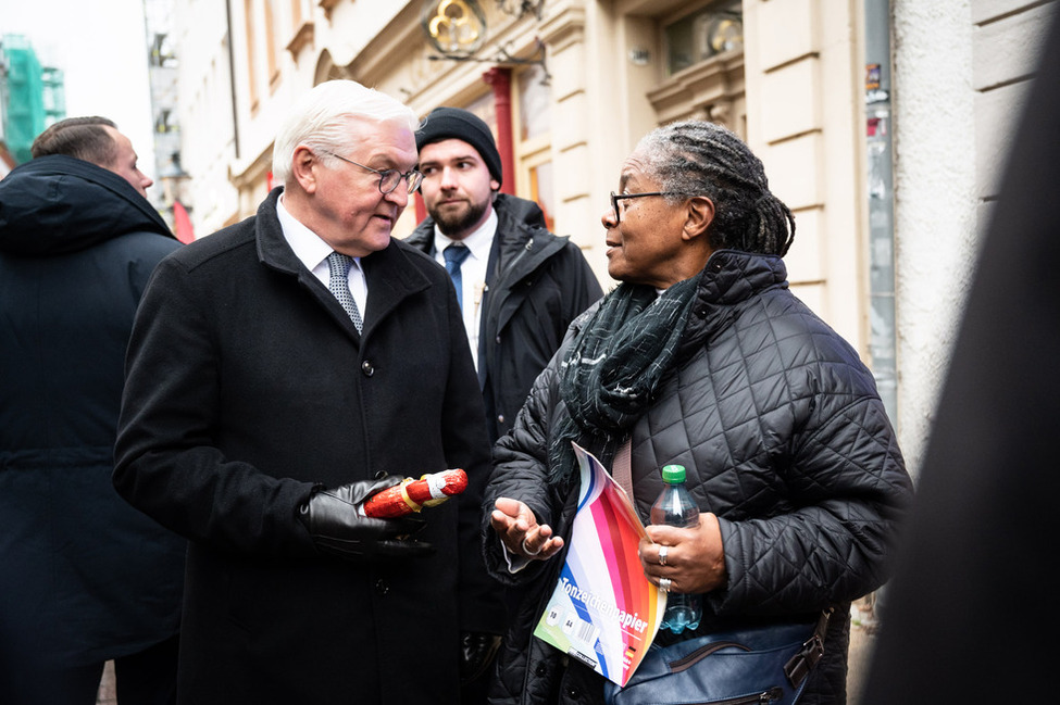 Bundespräsident Frank-Walter Steinmeier im Austausch mit einer Bürgerin während seiner Ortszeit in Freiberg