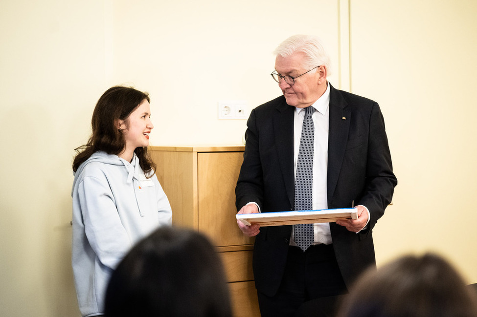 Bundespräsident Frank-Walter Steinmeier beim Besuch des Kinder- und Jugendtreffs 'Tee-Ei' während seiner 'Ortszeit' in Freiberg in Sachsen