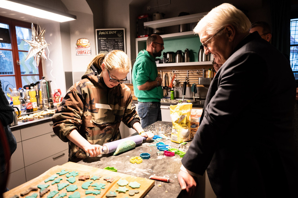 Bundespräsident Frank-Walter Steinmeier beim Besuch des Kinder- und Jugendtreffs 'Tee-Ei' während seiner 'Ortszeit' in Freiberg in Sachsen