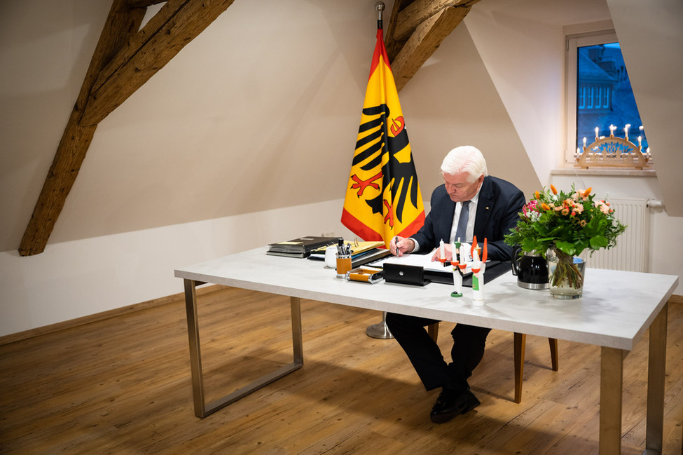 Bundespräsident Frank-Walter Steinmeier nimmt während seiner Ortszeit in Freiberg die Amtsgeschäfte im Amtszimmer auf