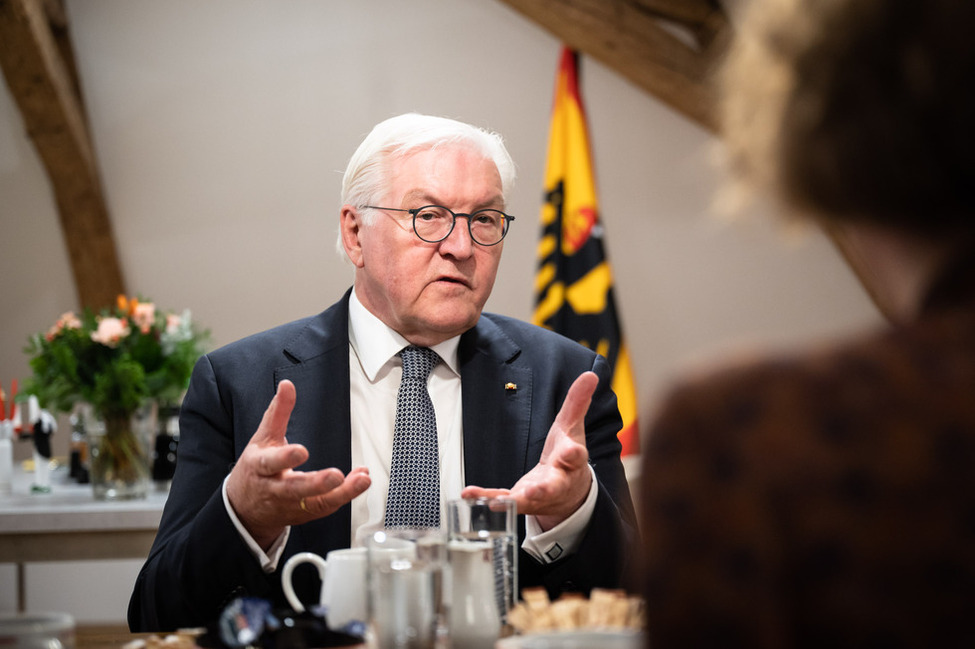 Bundespräsident Frank-Walter Steinmeier im Interview mit Anne Lena Mösken und Udo Lindner von der Redaktion der Freien Presse während der 'Ortszeit Freiberg'