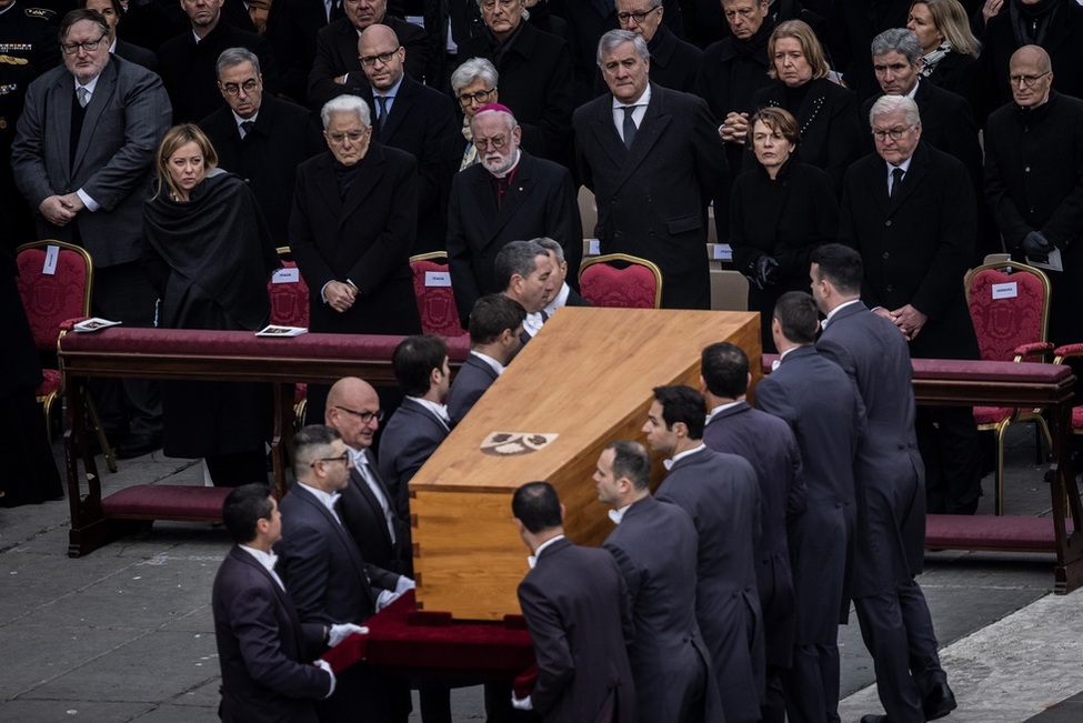 Bundespräsident Frank-Walter Steinmeier und Elke Büdenbender beim Requiem für Papst Benedikt XVI. auf dem Petersplatz in Vatikanstadt