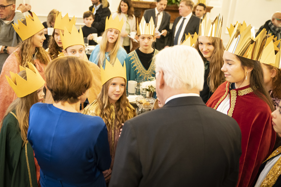 Bundespräsident Frank-Walter Steinmeier und Elke Büdenbender im Austausch mit den Sternsingern beim Empfang der Sternsinger aus dem Bistum Regensburg im Großen Saal in Schloss Bellevue