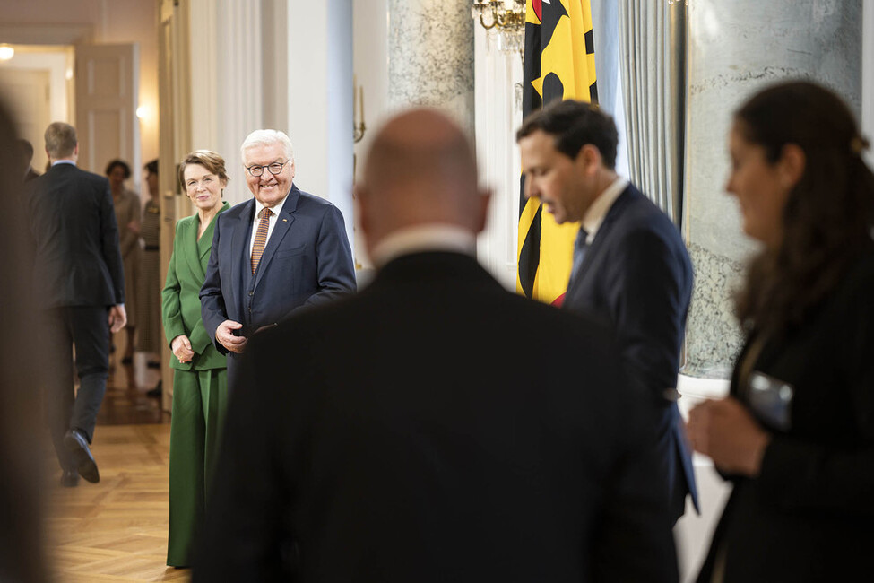 Bundespräsident Frank-Walter Steinmeier und Elke Büdenbender bei der Begrüßung von Bürgerinnen und Bürgern beim Defilee während des Neujahrsempfangs im Langhanssaal in Schloss Bellevue