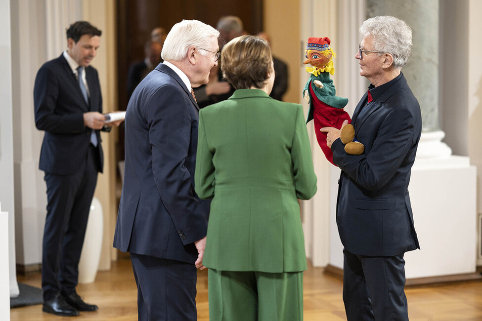 Bundespräsident Frank-Walter Steinmeier und Elke Büdenbender bei der Begrüßung des Puppenspielers Andreas Wahler aus Hessen beim Defilee während des Neujahrsempfangs im Langhanssaal in Schloss Bellevue