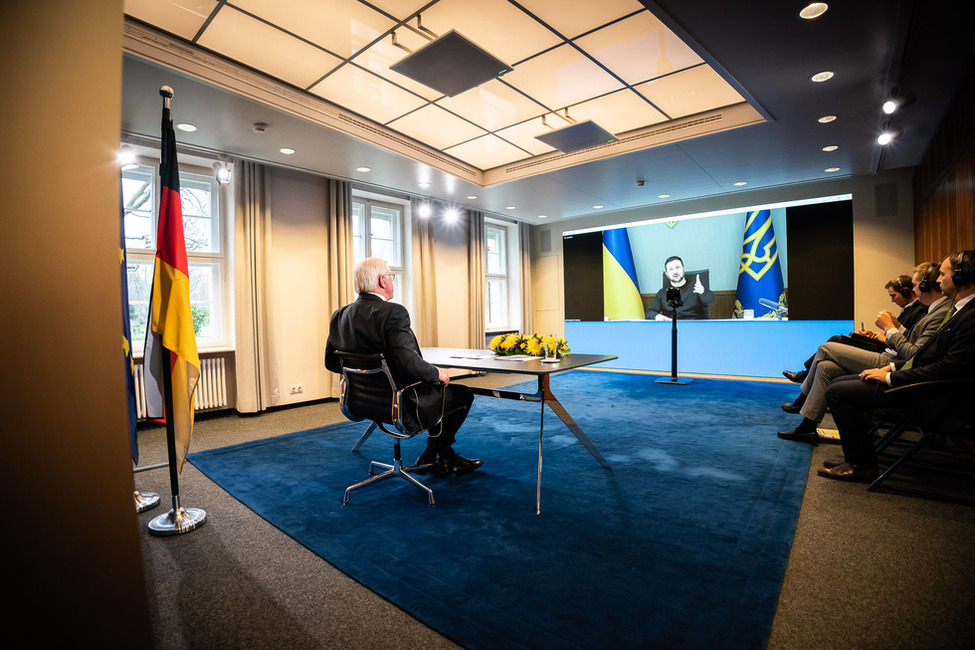 Bundespräsident Frank-Walter Steinmeier spricht in einem Videotelefonat mit dem Präsidenten der Ukraine, Wolodymyr Selensky.