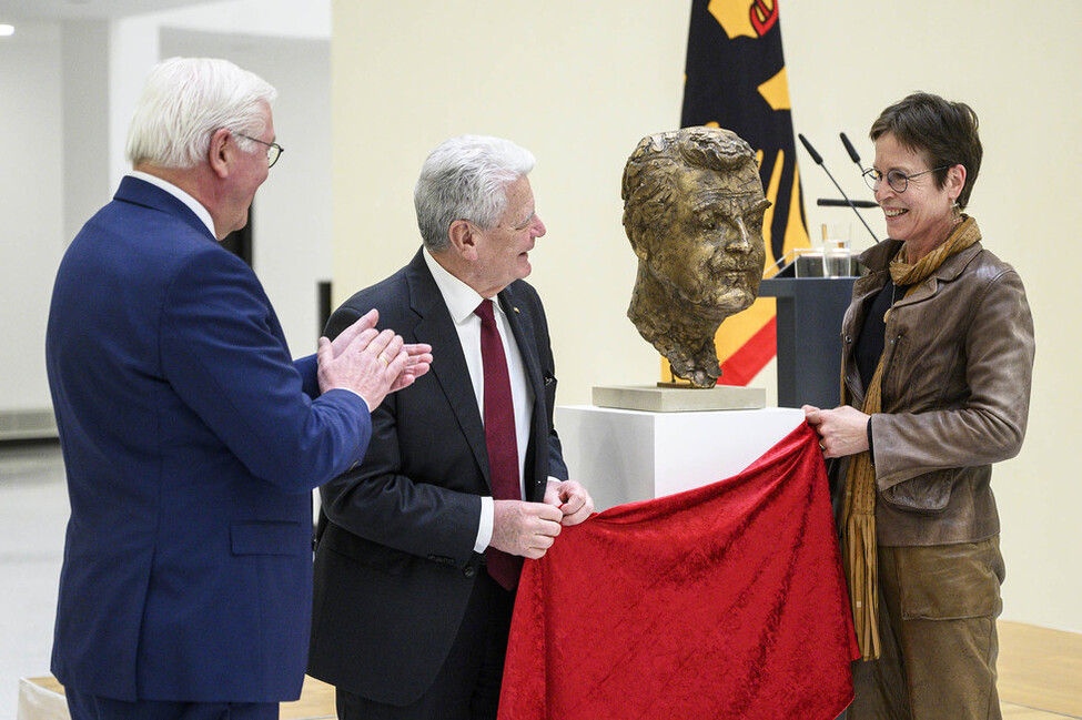 Bundespräsident Steinmeier und sein Amtsvorgänger Gauck gemeinsam mit Bildhauerin Bärbel Dieckmann bei der Präsentation einer Büste von Bundespräsident a. D. Gauck im Bundespräsidialamt in Berlin