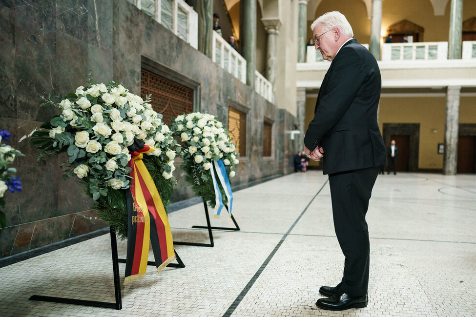 Bundespräsident Steinmeier bei der Kranzniederlegung vor dem Denkmal für die Mitglieder der studentischen Widerstandsgruppe Weiße Rose im Lichthof der LMU München