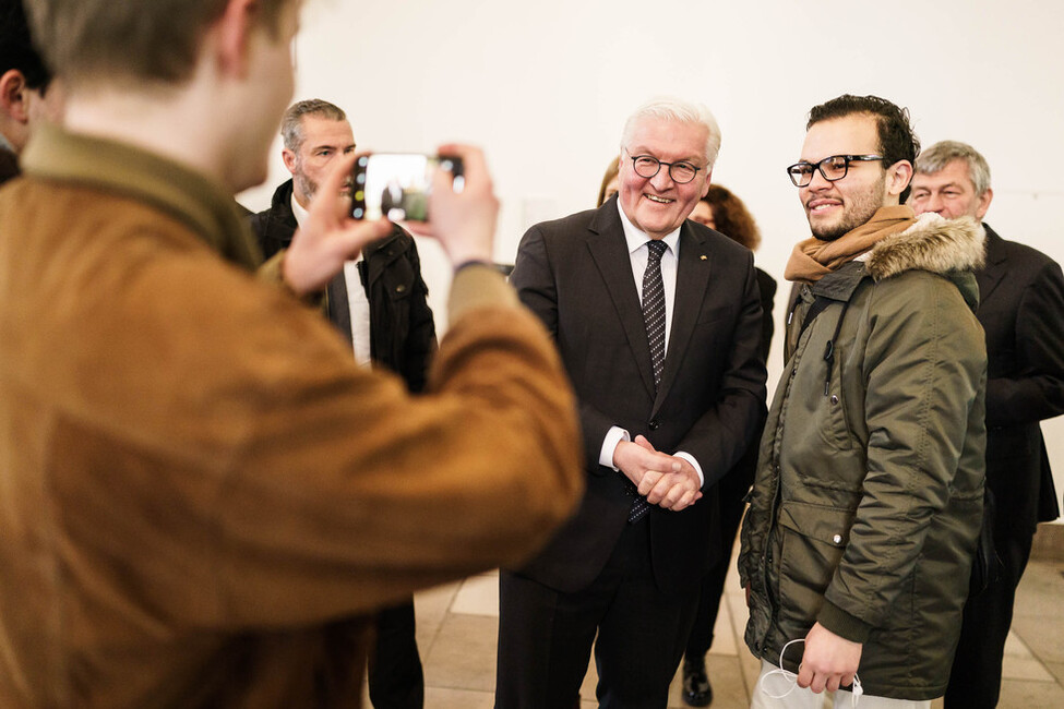 Bundespräsident Steinmeier im Austausch mit Studierenden der Ludwig-Maximilians-Universität, die sich mit ihm fotografieren lassen.