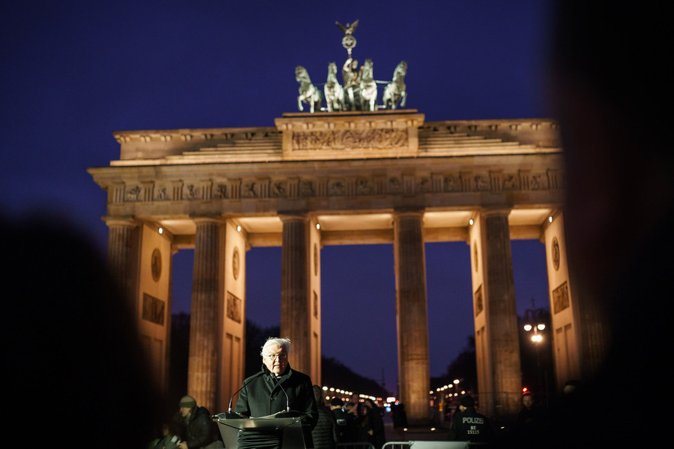 Bundespräsident Steinmeier hält eine Gedenkrede für die Opfer des Erdbebens in der Türkei und in Syrien am Brandenburger Tor in Berlin