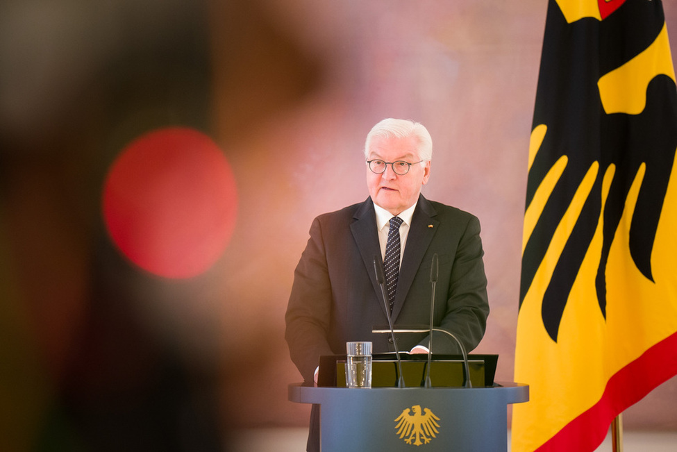 Bundespräsident Steinmeier steht am Rednerpult und hält eine Rede zum Richterwechsel am Bundesverfassungsgericht 