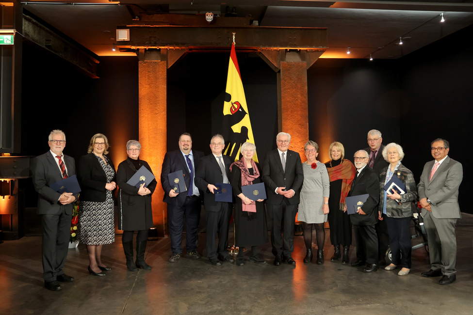 Bundespräsident Steinmeier und Ministerpräsidentin Rehlinger inmitten der Bürgerinnen und Bürger aus dem Saarland, die mit einem Verdienstorden der Bundesrepublik Deutschland ausgezeichnet worden sind