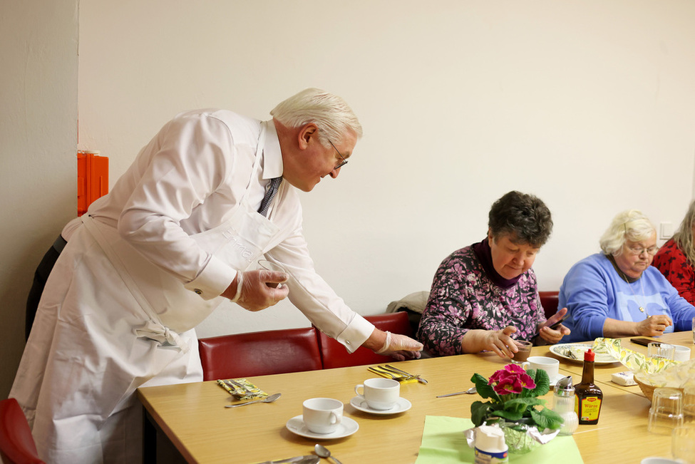 Bundespräsident Steinmeier hilft bei der Essensausgabe in der Emmaus-Stube der katholischen Gemeinde St. Eligius in Völklingen (© Liesa Johannssen) Bundespräsident Steinmeier hilft bei der Essensausgabe in der Emmaus-Stube der katholischen Gemeinde St. Eligius in Völklingen