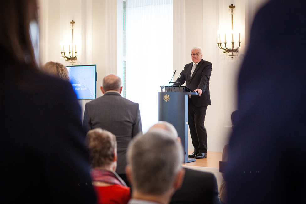 Bundespräsident Steinmeier steht am Rednerpult und spricht im Großen Saal von Schloss Bellevue beim Empfang zum 50. Gründungsjubiläum der Universität Haifa