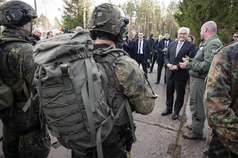 Bundespräsident Steinmeier spricht mit deutschen Soldatinnen und Soldaten der NATO-Mission "Verstärkung Air Policing Baltikum" (VAPB).