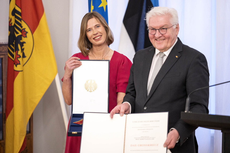 Bundespräsident Steinmeier übergibt der estnischen Staatspräsidentin a.D., Kersti Kaljulaid, den Verdienstorden der Bundesrepublik Deutschland