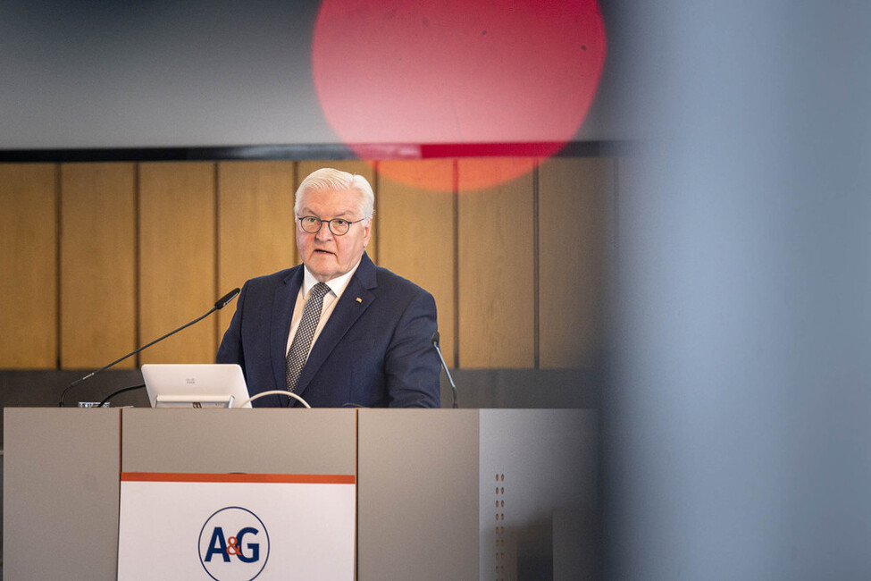 Bundespräsident Steinmeier hält bei der Eröffnung des Kongresses Armut und Gesundheit eine Rede im Audimax der Freien Universität Berlin (© Guido Bergmann) Bundespräsident Steinmeier hält bei der Eröffnung des Kongresses Armut und Gesundheit eine Rede im Audimax der Freien Universität Berlin
