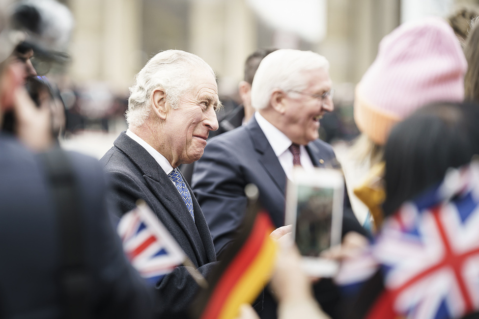 König Charles III. und Bundespräsident Steinmeier begrüßen Bürgerinnen und Bürger am Brandenburger Tor