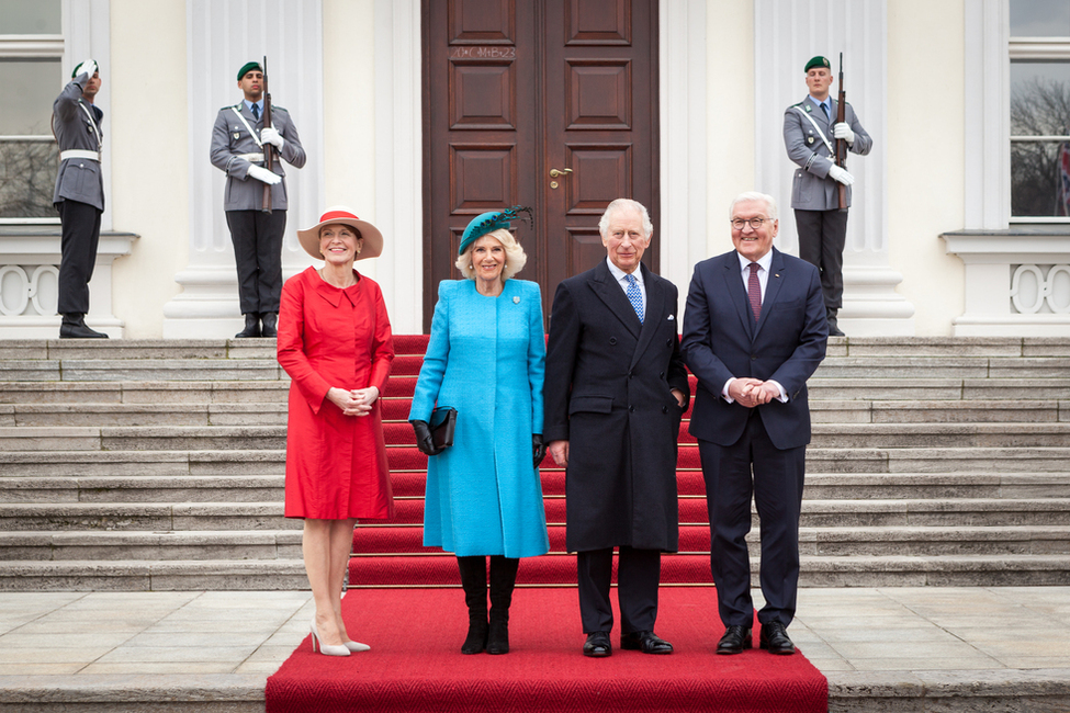 Bundespräsident Steinmeier und Elke Büdenbender begrüßen König Charles III. und Königin-Gemahlin Camilla in Schloss Bellevue