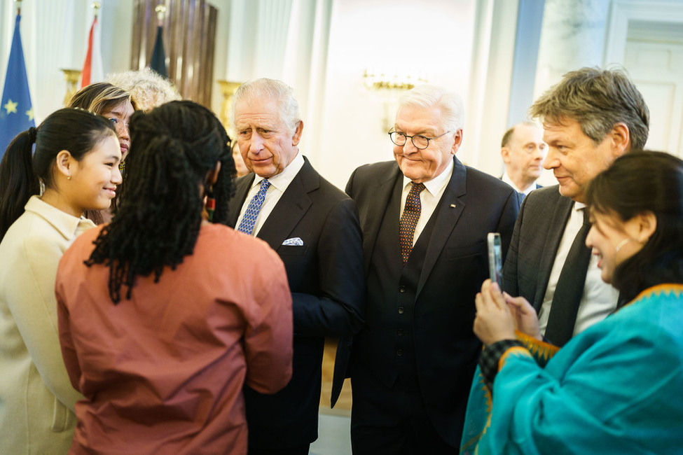 Bundespräsident Steinmeier und König Charles III. tauschen sich mit den Gästen eines Empfangs zum Thema Energiewende und Nachhaltigkeit aus. 