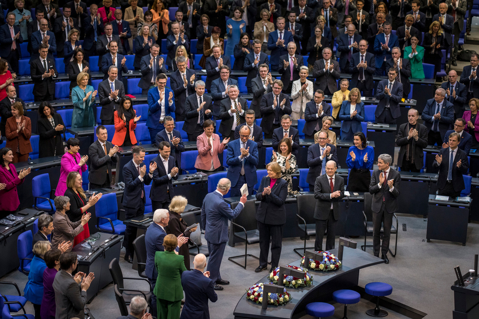 Die Abgeordneten des Deutschen Bundestags applaudieren König Charles III. nach seiner Rede stehend.