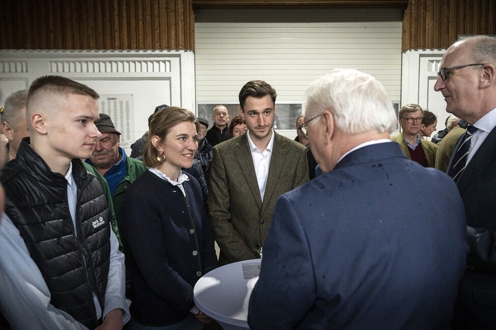 Bundespräsident Steinmeier spricht mit Mitarbeitenden des Ökodorfs Brodowin.