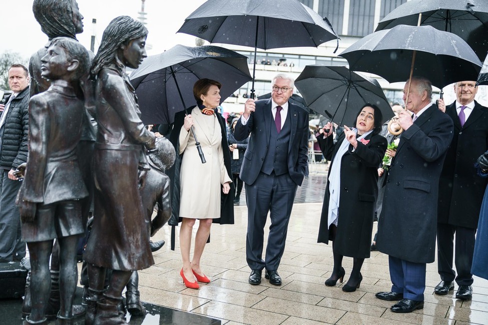 Der Bundespräsident und König Charles III. besuchen das Denkmal "Kindertransport – Der letzte Abschied".