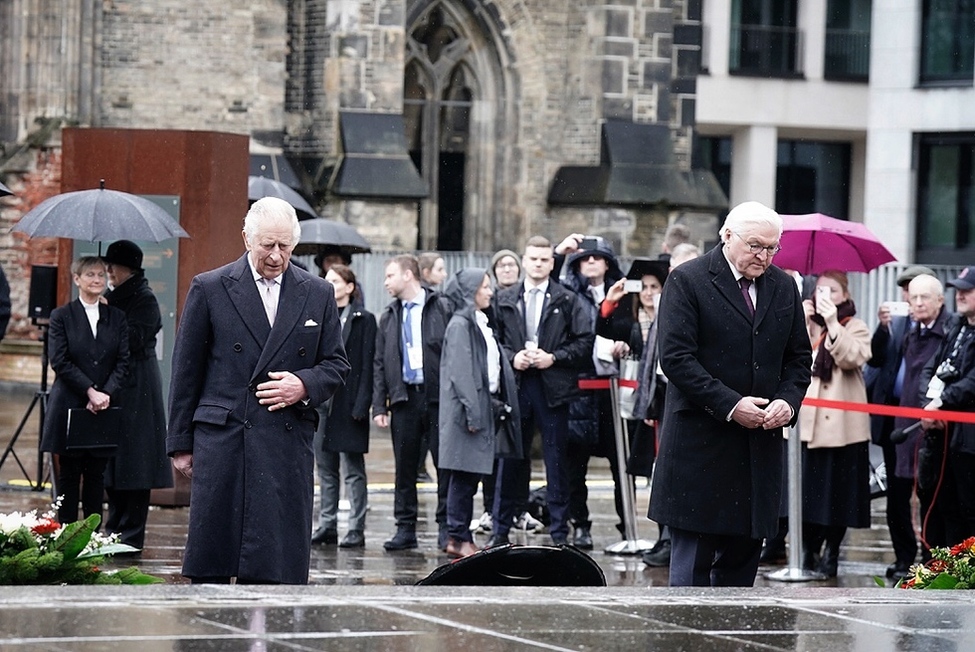 König Charles III. und Bundespräsident Steinmeier legen am Mahnmal St. Nikolai einen Kranz nieder.