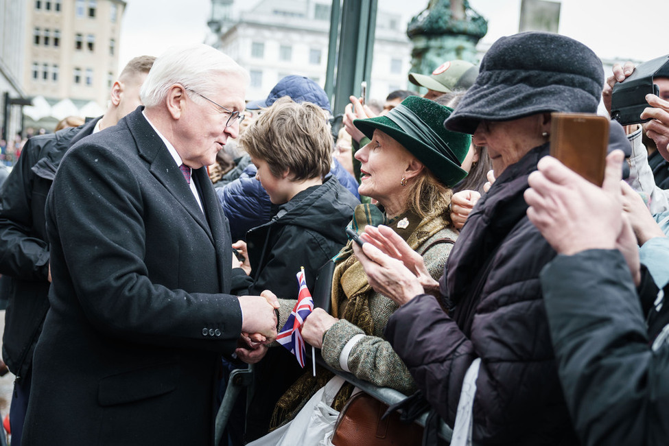 Der Bundespräsident begegnet Bürgerinnen und Bürgern auf dem Hamburger Rathausmarkt.