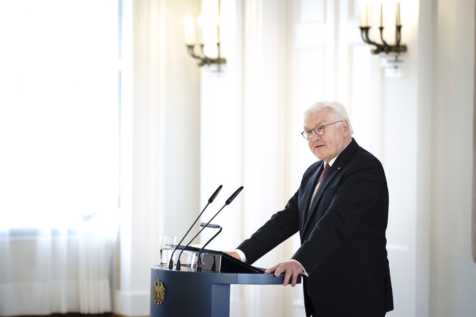 Bundespräsident Steinmeier steht an einem Pult und hält eine Rede. 