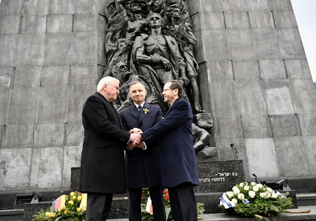 Bundespräsident Steinmeier, Polens Präsident Andrzej Duda und Israels Präsident Isaac Herzog stehen vor dem "Denkmal der Helden des Ghettos" und drücken sich die Hände
