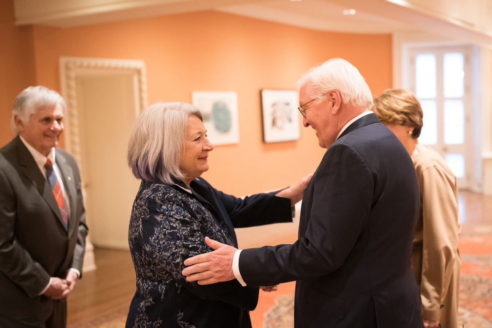 Die Generalgouverneurin von Kanada, Mary Simon, und ihr Mann Whit Fraser begrüßen Bundespräsident Steinmeier und Elke Büdenbender. 