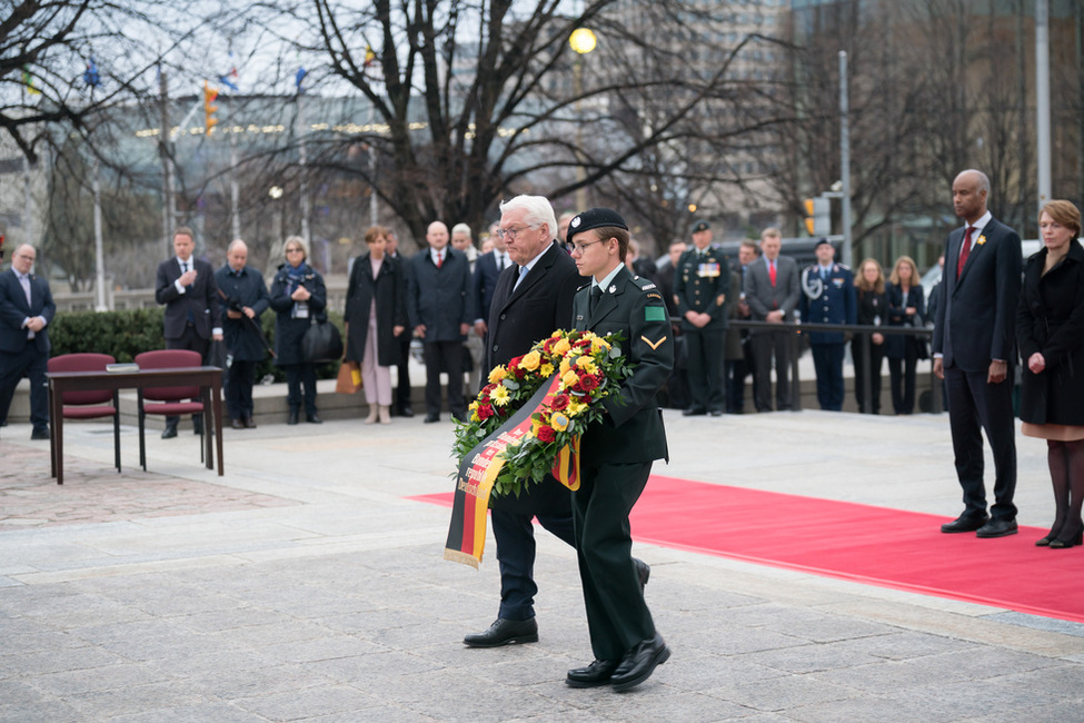 Bundespräsident Steinmeier legt einen Kranz am Grab des unbekannten Soldaten nieder