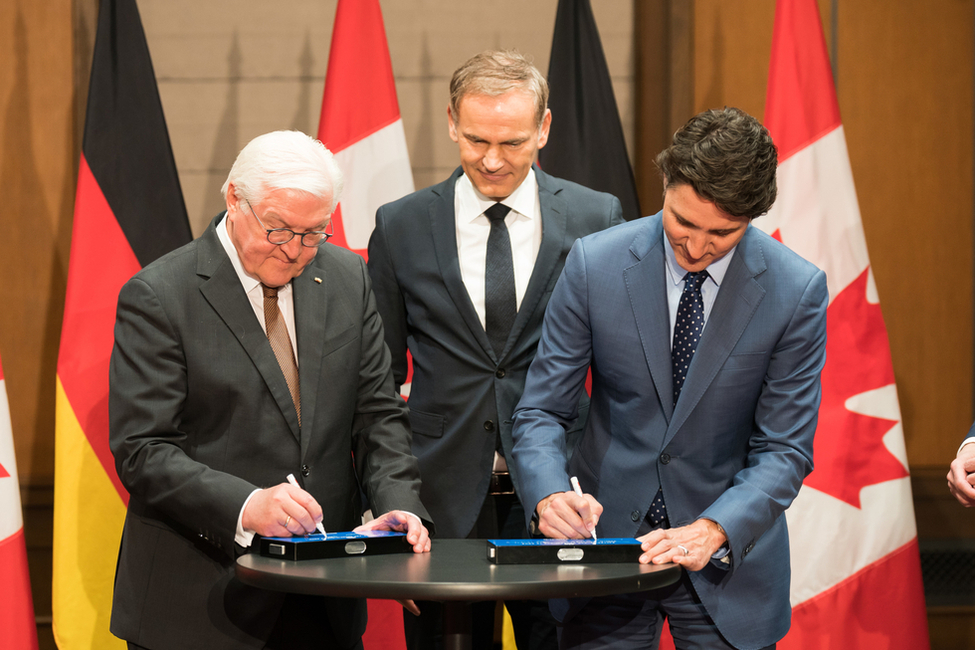 Bundespräsident Steinmeier unterzeichnet gemeinsam mit Premierminister Trudeau eine Batteriezelle von Volkswagen.