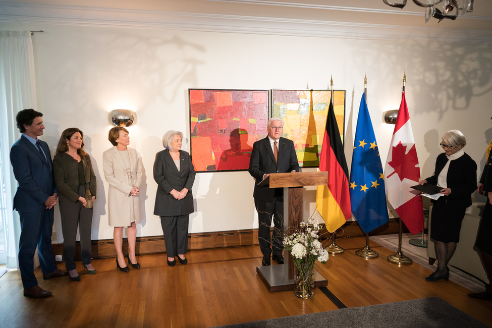 Bundespräsident Steinmeier hält eine Rede in der Residenz der deutschen Botschafterin. Links neben ihm stehen Ministerpräsident Trudeau, seine Frau, Elke Büdenbender und die Generalgouverneurin Mary Simon, rechts Botschafterin Sabine Sparwasser.