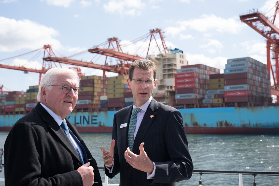 Bundespräsident Steinmeier spricht bei einer Hafenrundfahrt mit dem Premierminister der Provinz British Columbia, David Eby.