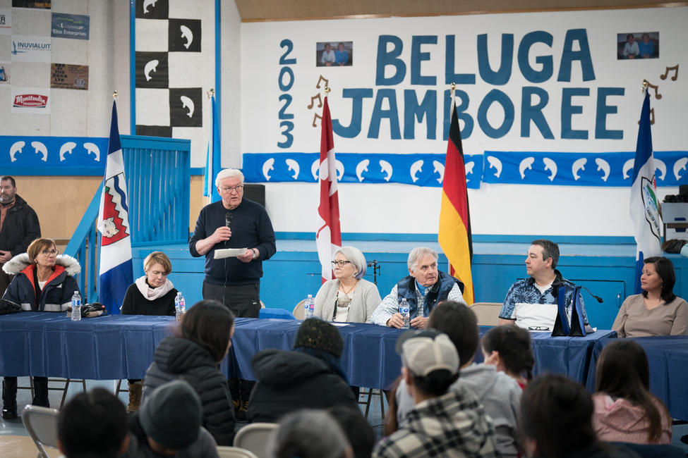 Bundespräsident Frank-Walter Steinmeier, Elke Büdenbender und die Generalgouverneurin von Kanada, Mary Simon, bei einem Empfang von Vertretern der Gemeinde Tuktoyaktuk.