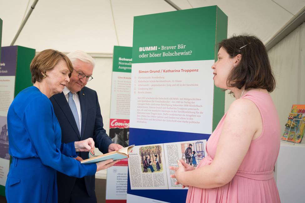 Bundespräsident Steinmeier und Elke Büdenbender gucken sich eine Broschüre an