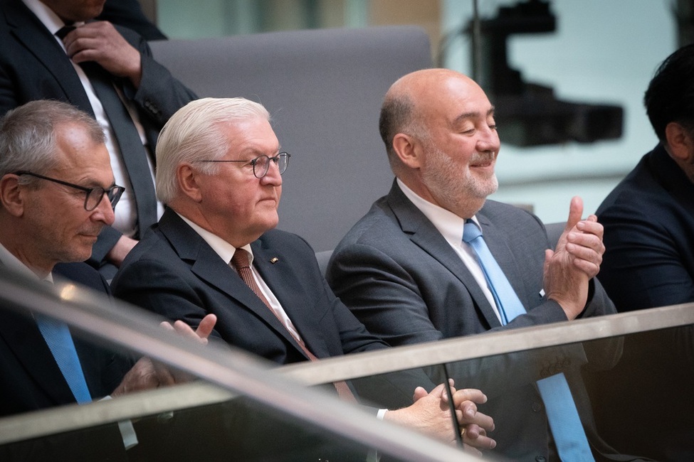 Volker Beck, Präsident der Deutsch-Israelischen Gesellschaft, Bundespräsident Steinmeier und Israels Botschafter Ron Prosor sitzen im Besucherrang des Deutschen Bundestages.