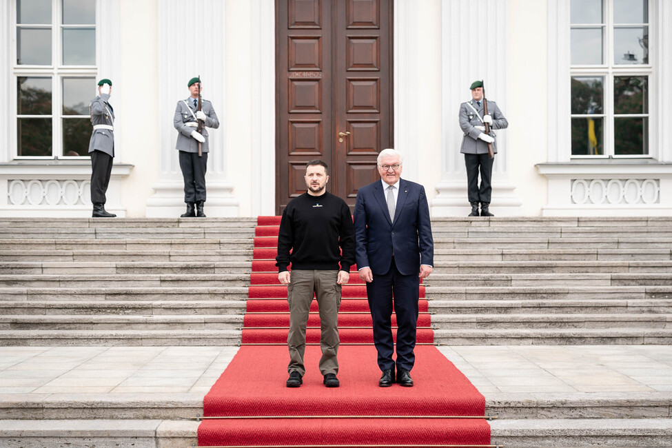 Bundespräsident Steinmeier und Wolodymyr Selensky stehen nebeneinander auf dem roten Teppich vor Schloss Bellevue