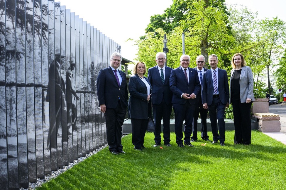 vlnr: Dr. Ludwig Theodor Heuss, Sabine Leutheusser-Schnarrenberger, Ministerpräsident Winfried Kretschmann, Bundespräsident Steinmeier, Georg Streiter, Dr. Thomas Hertfelder und Isabel Fezer stehen im Vorgarten des Heuss-Hauses Stuttgart