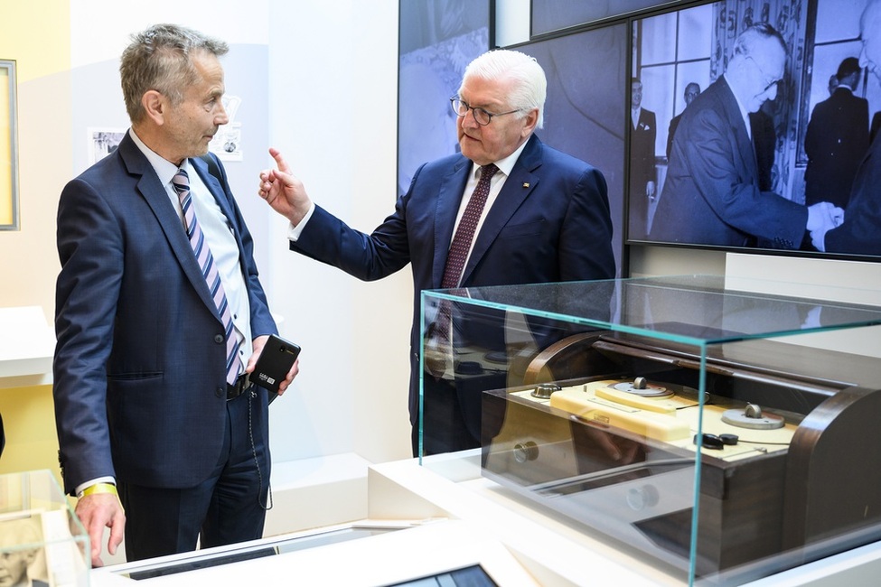 Thomas Hertfelder, Stellvertretender Vorsitzender des Vorstands und Geschäftsführer der Heuss-Stiftung und Bundespräsident Steinmeier bei der Besichtigung der neuen Dauerausstellung "Demokratie als Lebensform"