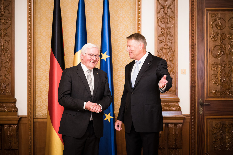 Der Präsidenten von Rumänien, Klaus Johannis, empfängt Bundespräsident Frank-Walter Steinmeier in seinem Amtssitz